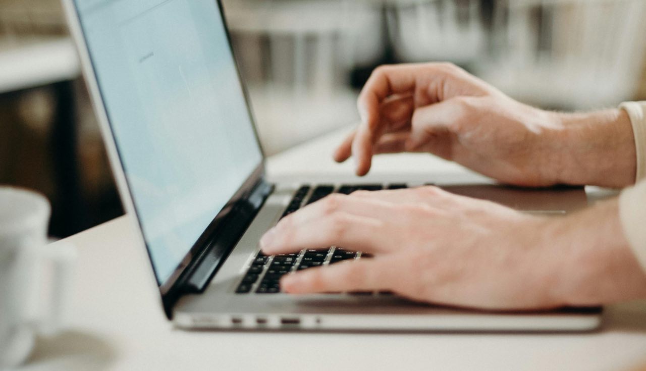Computer - email - display - banca - dati - conto- pexels- skyvape