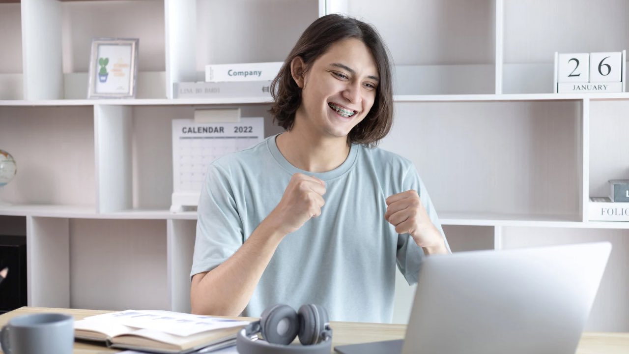 Persona felice davanti al computer