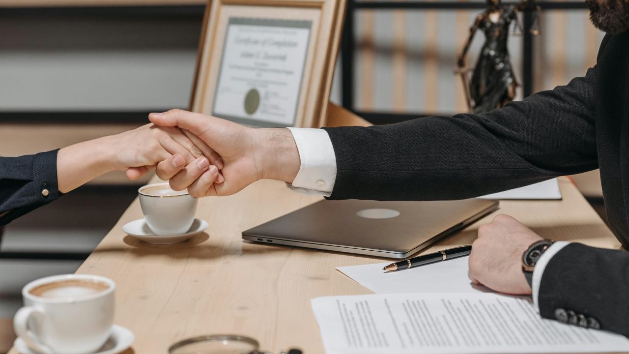 Stretta di mano - accordo - firma - contratto lavoro - pexels - skyvape