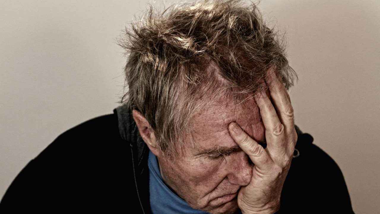 disperato uomo triste - mal di testa - malattia - pensieri - preoccupato - pexels - skyvape