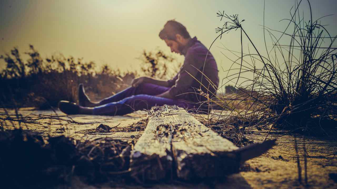 uomo triste - pexels- skyvape
