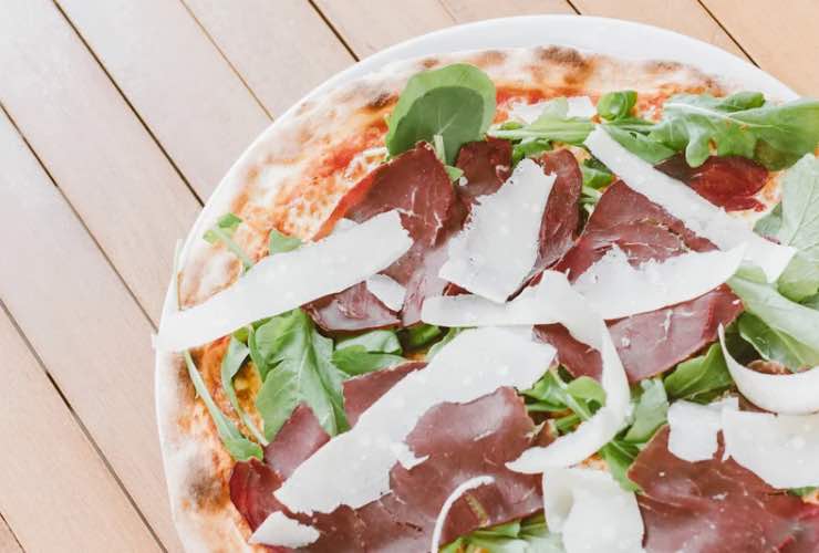 Pizza con la bresaola
