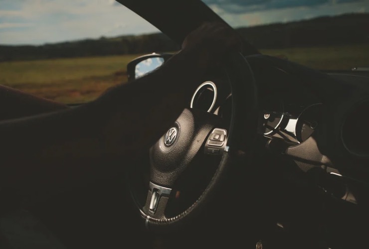 Persona che guida un auto