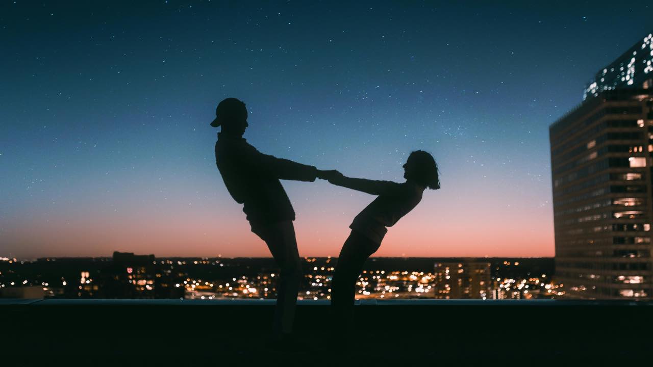 coppia tramonto - pexels-skyvape