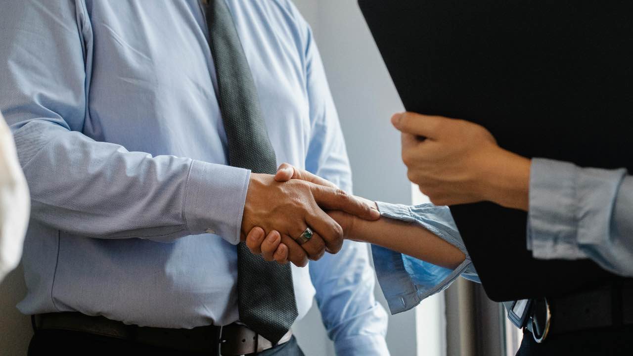 firma contratto lavoro - assunzione - accordo - stretta di mano - assicurazione - pexels- skyvape