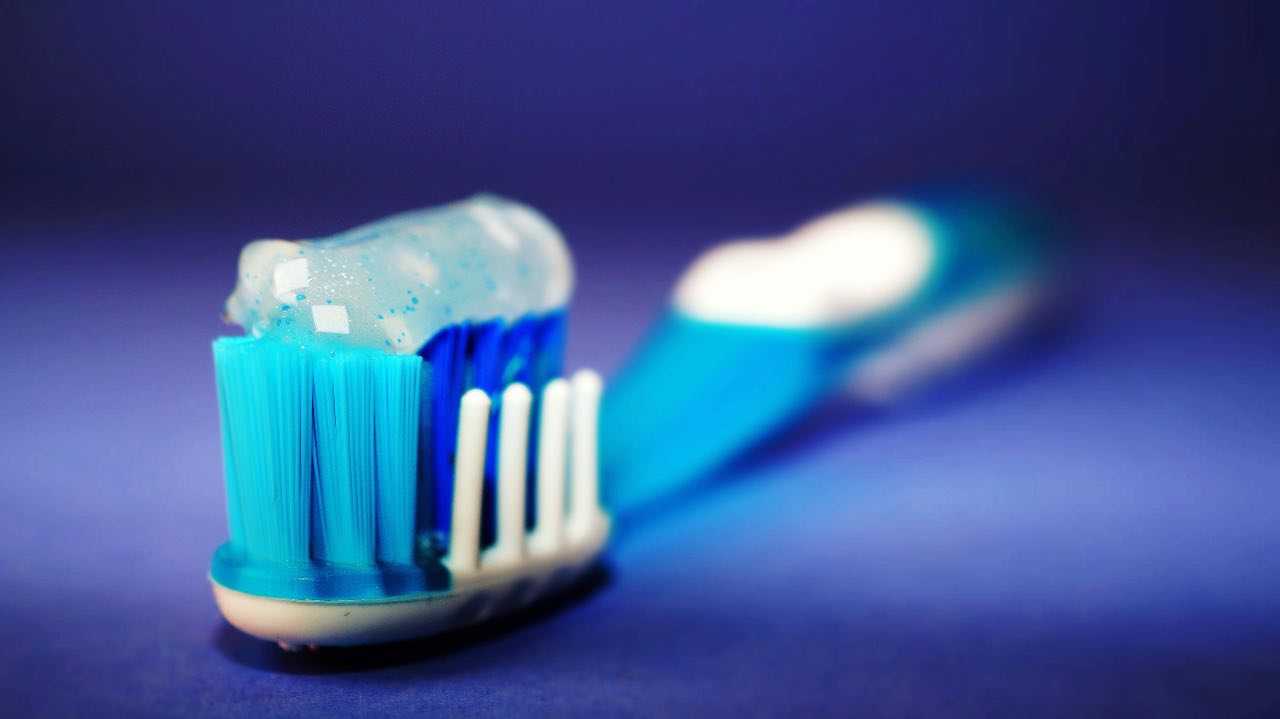 spazzolino, dentifricio denti - pexels- skyvape