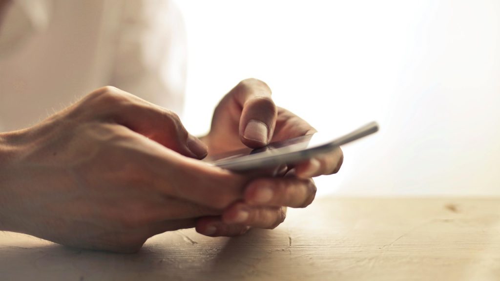 “Mi hanno svuotato il conto in banca coi SOCIAL NETWORK”: dramma totale, clonano i profili, tu apri e scrolli e ti ritrovi POVERO IN CANNA