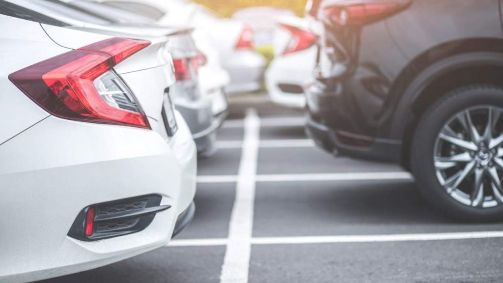 Addio alle strisce bianche del parcheggio