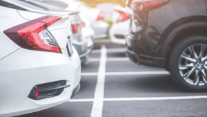 Addio alle strisce bianche del parcheggio