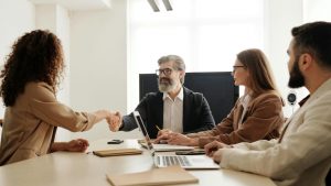 Contratto lavoro - stretta di mano - assunzione - tempo indeterminato - ufficio - pexels - skyvape