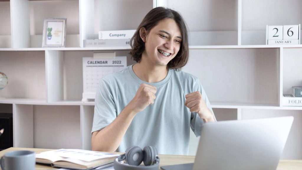 Persona felice davanti al computer