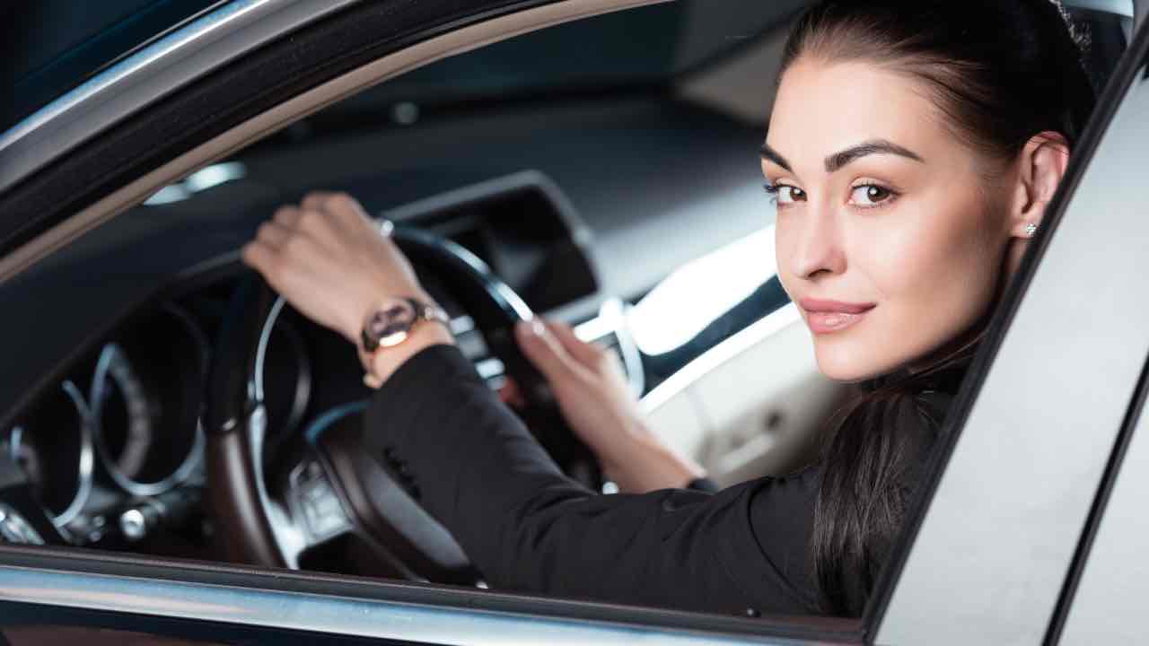 Stop passeggeri - guida donna - pexels - skyvape