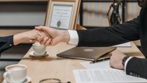 Stretta di mano - accordo - firma - contratto lavoro - pexels - skyvape