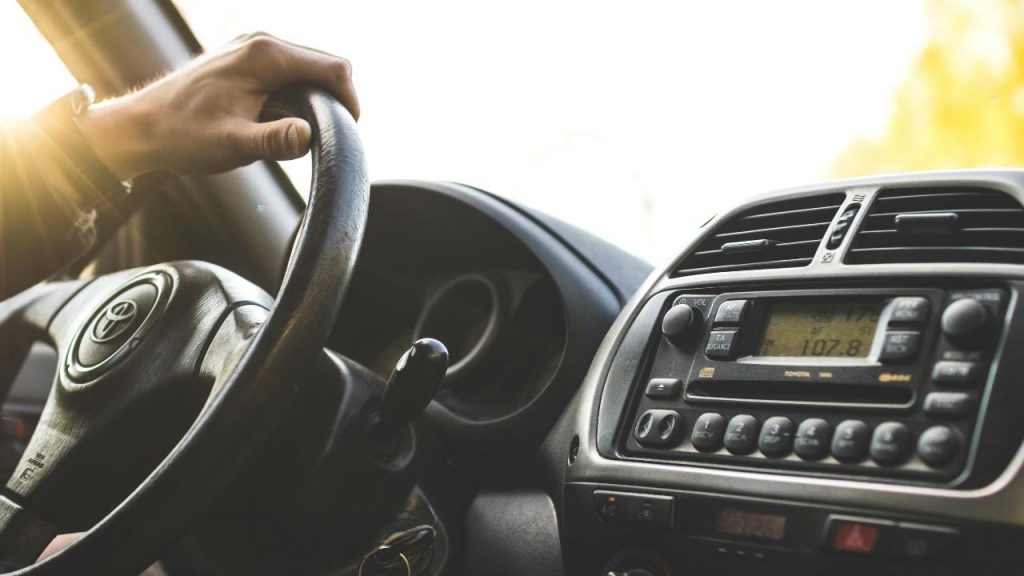 guidare auto - pexels - skyvape