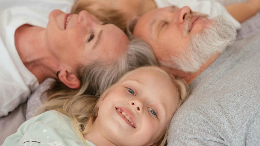 nonni e nipoti - pexels- skyvape