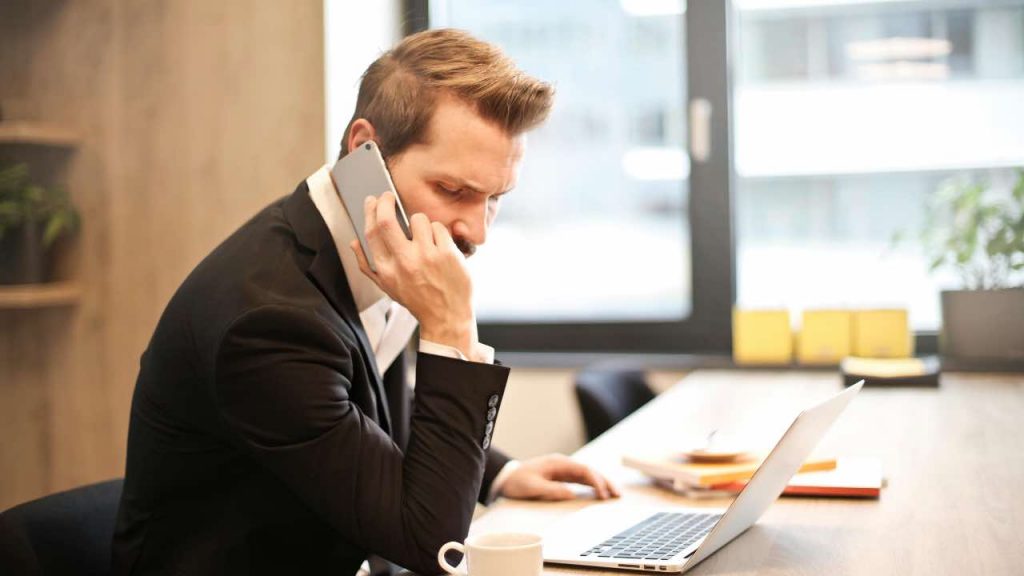 telefonata cellulare - spia - ufficio - smarphone - computer - pexels- skyvape
