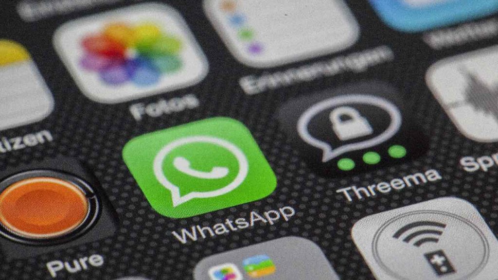 whatsapp - app- smartphone cellulare - display - pexels- skyvape