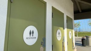 Bussare la porta di un bagno pubblico
